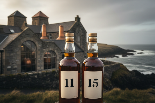 שני בקבוקים מסתוריים ללא שם על התווית אבל עם ציוני גיל. אחד בן 11 והשני בן 15. על רקע מזקקה באי איילה